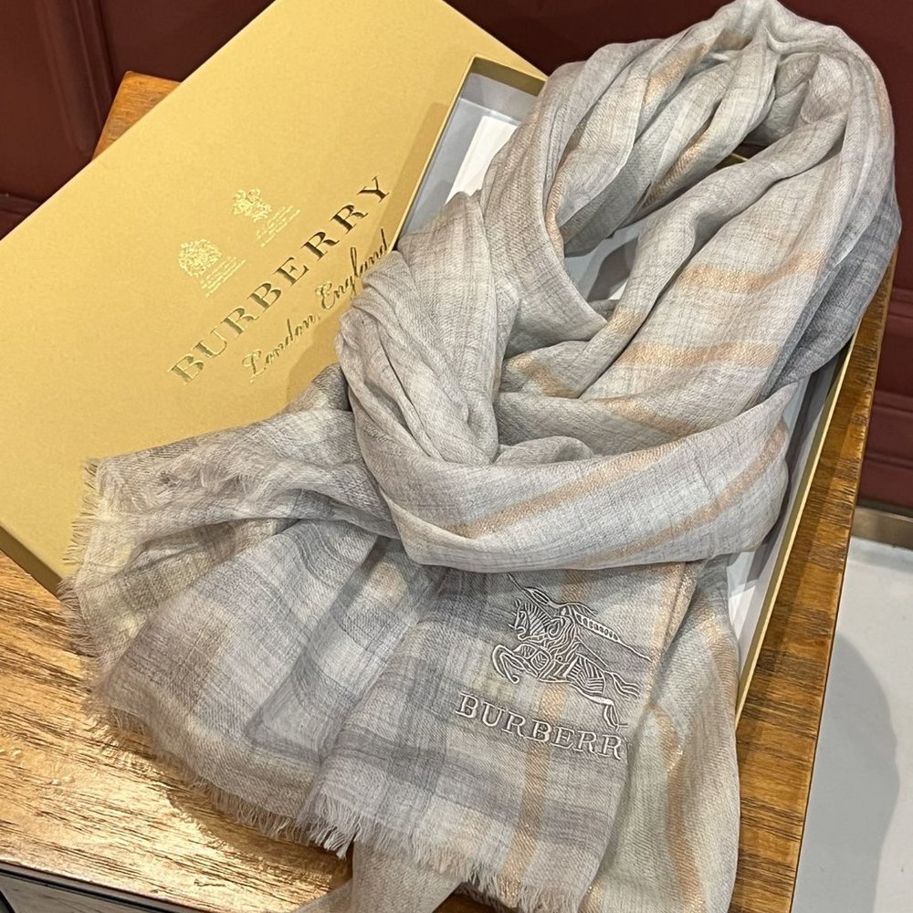 Burberry cashmere scarf - Picture 8 of 9
